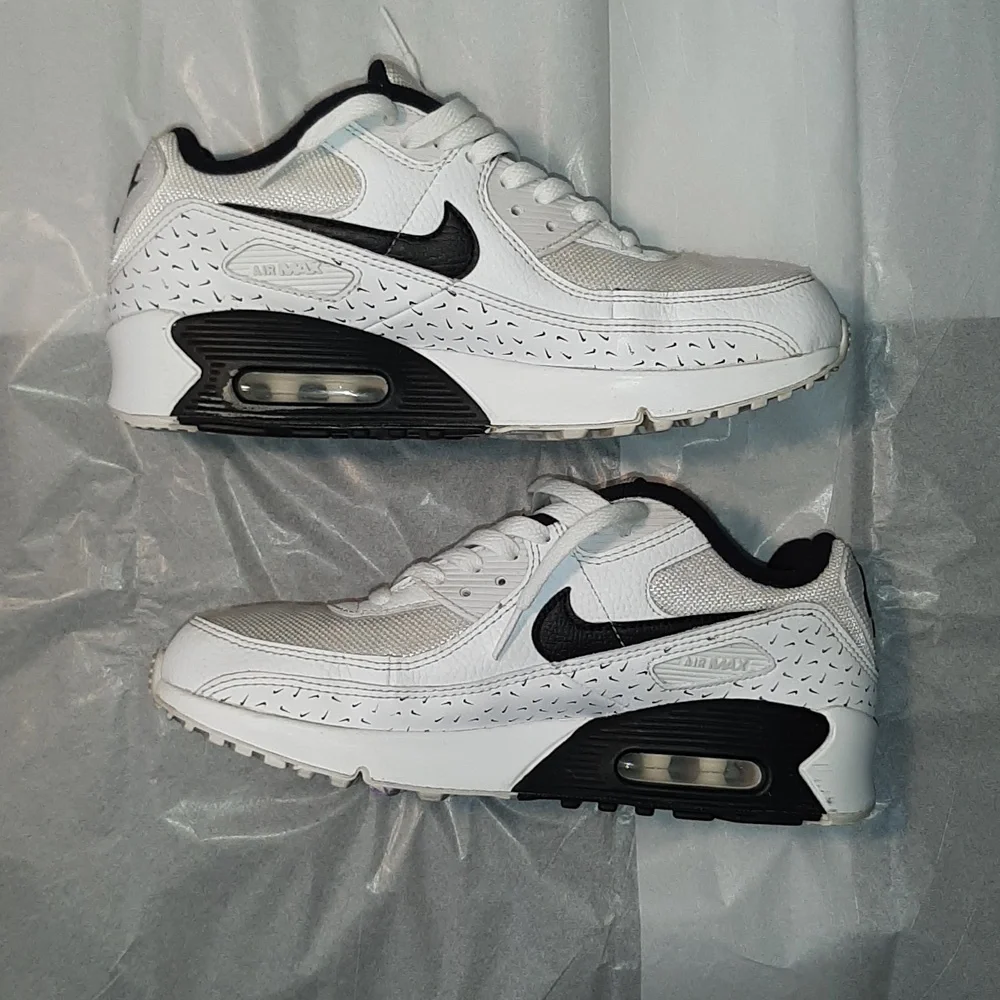 Nike Air Max 90 Retro Sneakers, 7Y = Women 8.5 = Men 7 - Picture 6 of 11